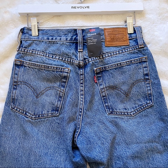 ⚡️💙 LEVI’S WEDGIE ICON (HIGH RISE MOM JEANS) ⚡️💙 - Picture 3 of 9